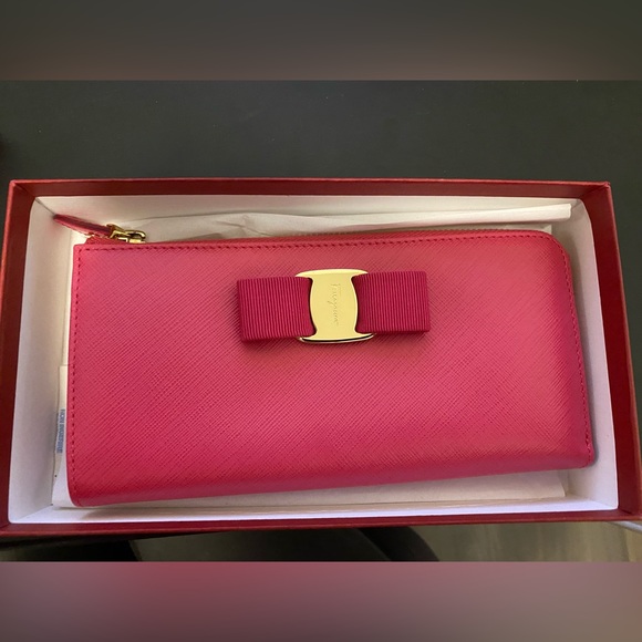 Authentic brand new ferragamo wallet in pink - Picture 1 of 4